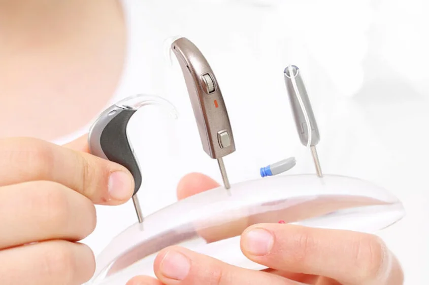Three kinds of hearing AIDS are placed on the display stand