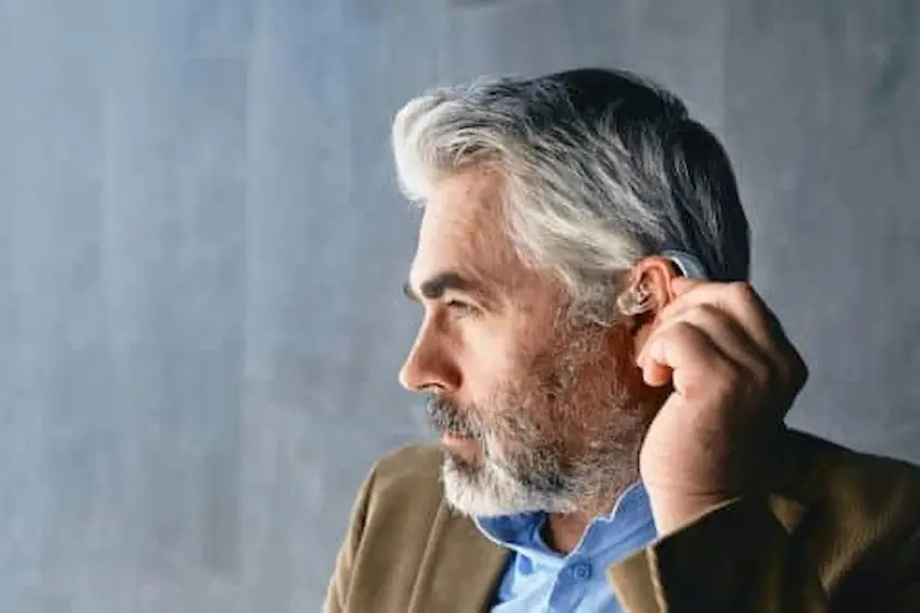 Wear the hearing aid on the side