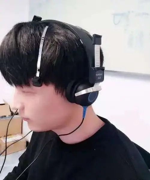 The bone oscillator is placed on the left forehead or mastoid.